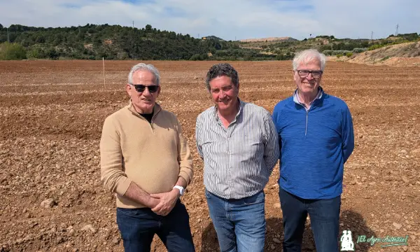 Ralf Dujardin, Javier Traver y Tony Abbandonato en una de las parcelas en las que se van a hacer los ensayos con plásticos metalizados de Imaflex / agroautentico.com