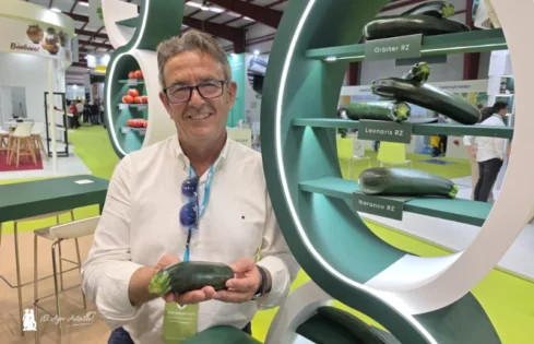 Aureliano Cerezuela con el calabacín Leonaris en Expolevante 2026 / agroautentico.com