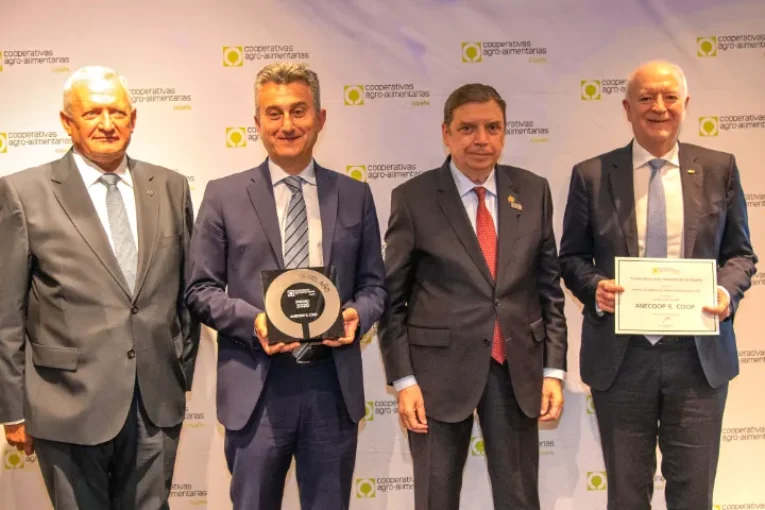 Cooperativas Agro-alimentarias premia a Anecoop como la mejor del año en España