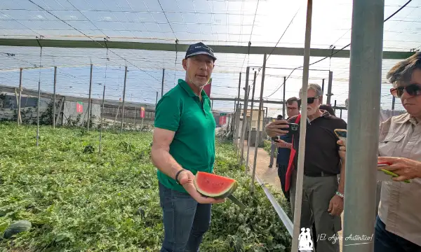 José Luis López con la nueva sandía diploide con microsemillas / agroautentico.com