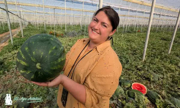 Laura Diana Popa, responsable de marketing de Ecoinver con una sandía ultrafirme / agroautentico.com