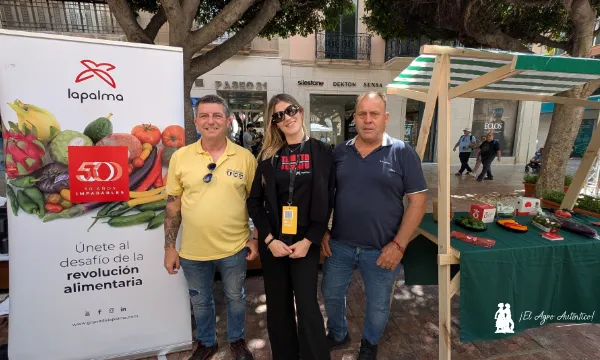 Marta Enciso, delegada de la cooperativa en Almería, con dos buenos agricultores socios / agroautentico.com