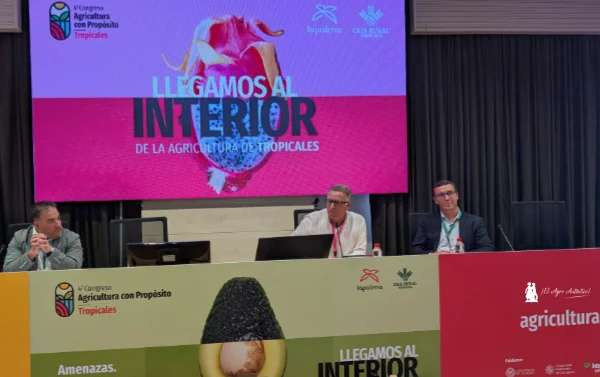 Pedro Ruiz, presidente de La Palma, con los representantes de Caja Rural de Granada / agroautentico.com