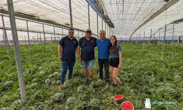 Sergio, Paco y Cristina con un amigo, Paco Peralta, productor de Indasol / agroautentico.com