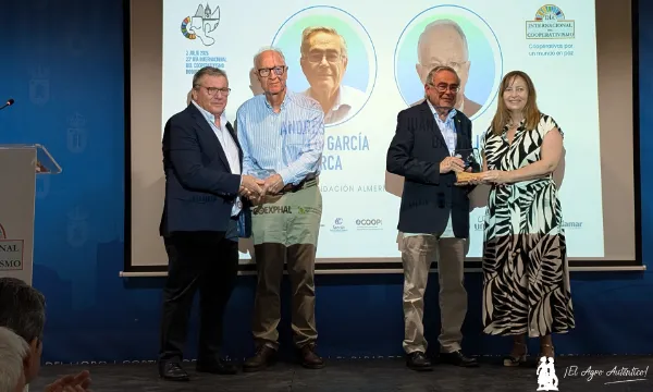 Andrés García Lorca y Juan Callejón, representantes de la Fundación Almería Tierra Abierta con Juan Antonio González, de Coexphal, y Esperanza Giménez, de Faecta / agroautentico.com