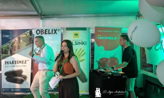 Ana Belén Escudero y Diego Medrano dando la bienvenida a los agricultores en esta convivencia de El Plantel Semilleros / agroautentico.com