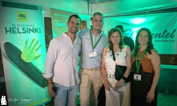 Uno de los delegados de Hazera en la costa con la premiada de su sorteo / agroautentico.com