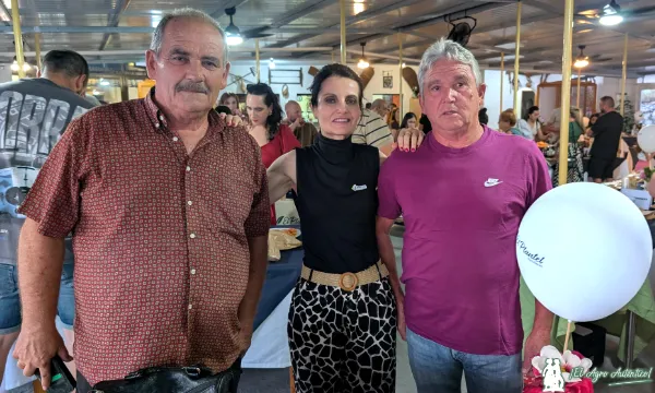 Miguel Ángel Martín y Paco López con Isabel López, de Fraimher Agro / agroautentico.com