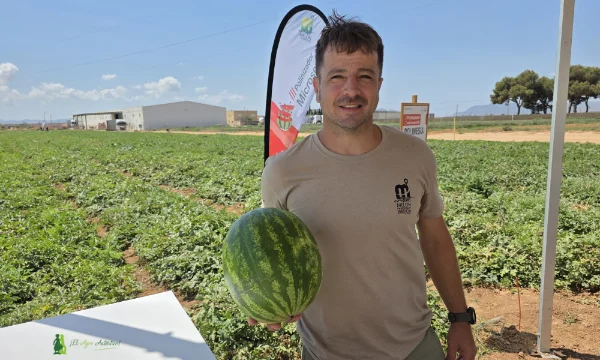José María Román con la sandía triploide Lunalinda / agroautentico.com