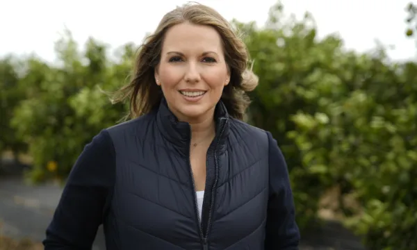 Natalia Corbalán en cultivos de cítricos / agroautentico.com