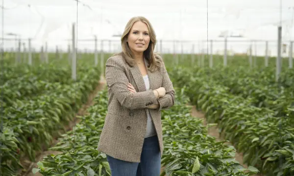 Natalia Corbalán en invernaderos de pimiento del campo de Cartagena / agroautentico.com