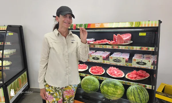Isabel Díaz con la variedad Agata de sandía blanca sin semillas de Syngenta / agroautentico.com