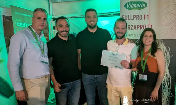 Técnicos de Vilmorin Mikado con uno de los premiados con sus semillas y El Plantel en Castell de Ferro / agroautentico.com