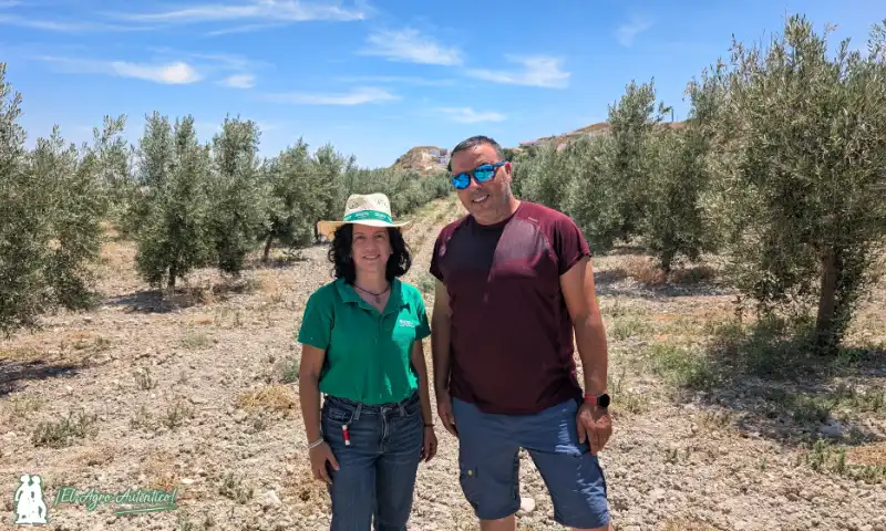 Yolanda Muñoz de Bioera con el olivarero José Antonio Belmonte / agroautentico.com