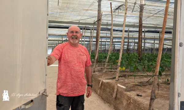 Agricultor de Fraimher Agro nos enseña el plástico Green Care / agroautentico.com