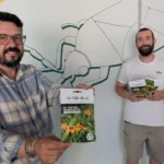 Paco, gerencia en Entonova, y Juan, logística, muestran los kit o sobres de control conservativo / agroautentico.com