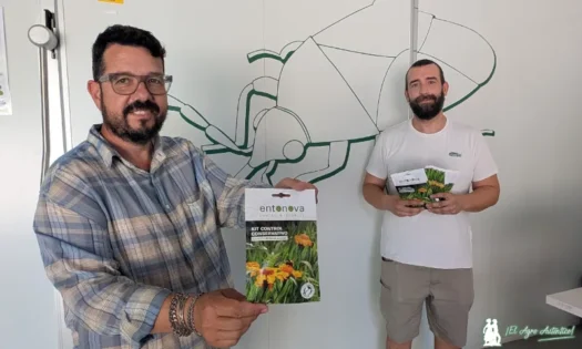 Paco, gerencia en Entonova, y Juan, logística, muestran los kit o sobres de control conservativo / agroautentico.com