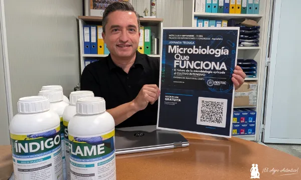 Jesús Portillo muestra el cartel anunciador de la jornada del próximo miércoles 9 de septiembre en el Palacio de Congresos y Exposiciones de Aguadulce / agroautentico.com