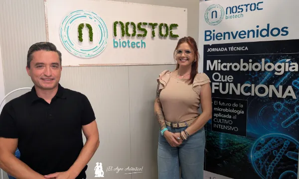 Jesús Portillo, director comercial, y Helen Gallego, comercial de Nostoc en Almería y costa tropical / agroautentico.com