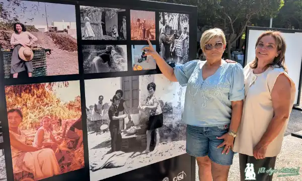 Bienvenida Pascual y su familiar muestran una de las fotos de sus orígenes familiares en la vega de Almería / agroautentico.com