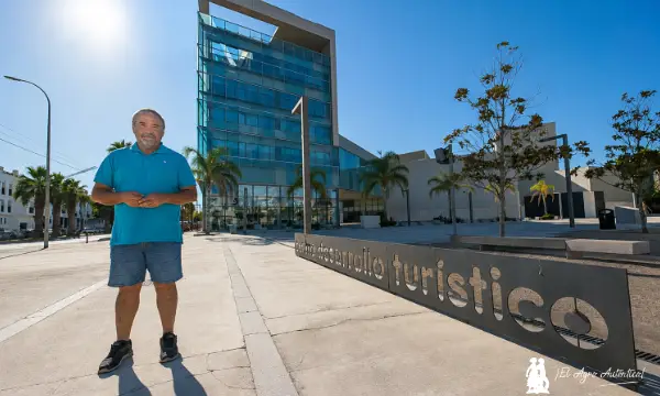 Fernández Bacas, presidente de Granada Más, en el acceso al Centro de Desarrollo Turístico y Empresarial de Motril donde se celebrará el I Congreso del Aguacate / agroautentico.com
