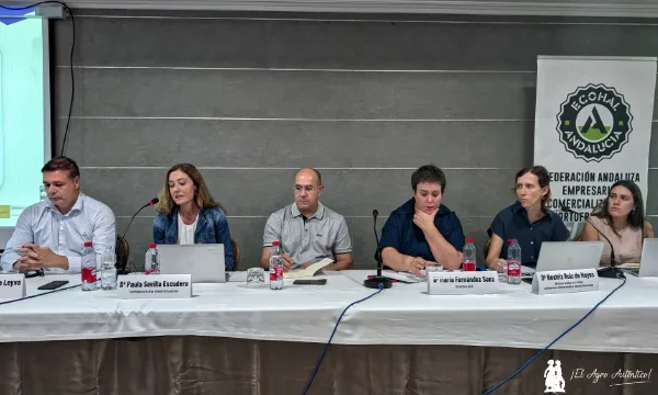 Miembros de la Agencia de Información y Control Alimentarios, AICA, con un representante de Ecohal como organizadora de la jornada / agroautentico.com