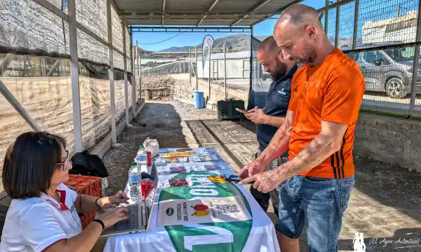 Agricultores rellenando el QR en este tour de los pimientos / agroautentico.com