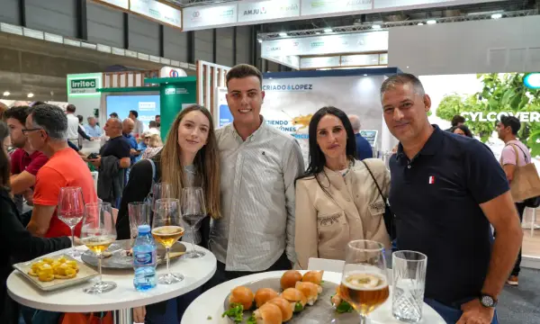 El embajador de Brandt, Enrique Sánchez, con su mujer y los distribuidores de Brandt en Baza, Mañas Torres / agroautentico.com