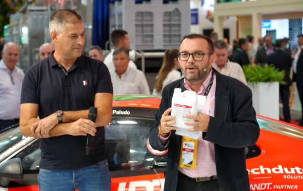 Enrique Sánchez y José Antonio Arcos con el Brandt InVigo / agroautentico.com