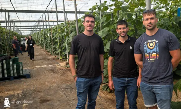 Javier Perales con dos técnicos de Agrupa2, Joaquín y Miguel / agroautentico.com