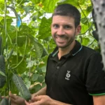 Javier Perales, técnico comercial de Bejo en Almería con la nueva variedad de pepino francés / agroautentico.com