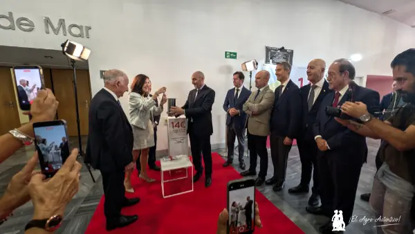 La consejera Blanco encapsula un documento en el arca del tiempo de la Cámara que será abierta justo dentro de diez años / agroautentico.com