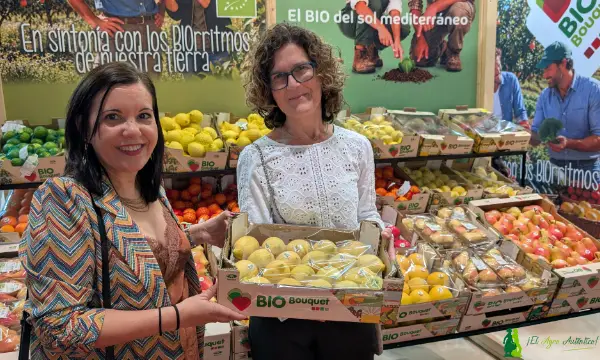 Mª José Miguel y Mari Carmen Ruiz con el limón bio de Anecoop / agroautentico.com