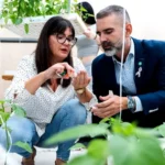 María Martín muestra a Ramón Fernández-Pacheco insectos auxiliares en un cultivo de pimiento con control biológico / agroautentico.com