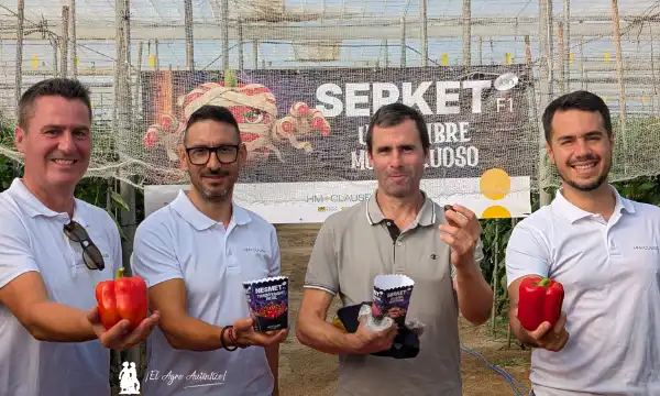 Paco Ibáñez, técnico comercial de Guivarto Agrícolas, con las castañas del Halloween de HM.Clause / agroautentico.com